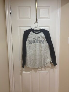 Hollister Raglan Long Sleeve Tee - Heather Gray Body with Navy Sleeves